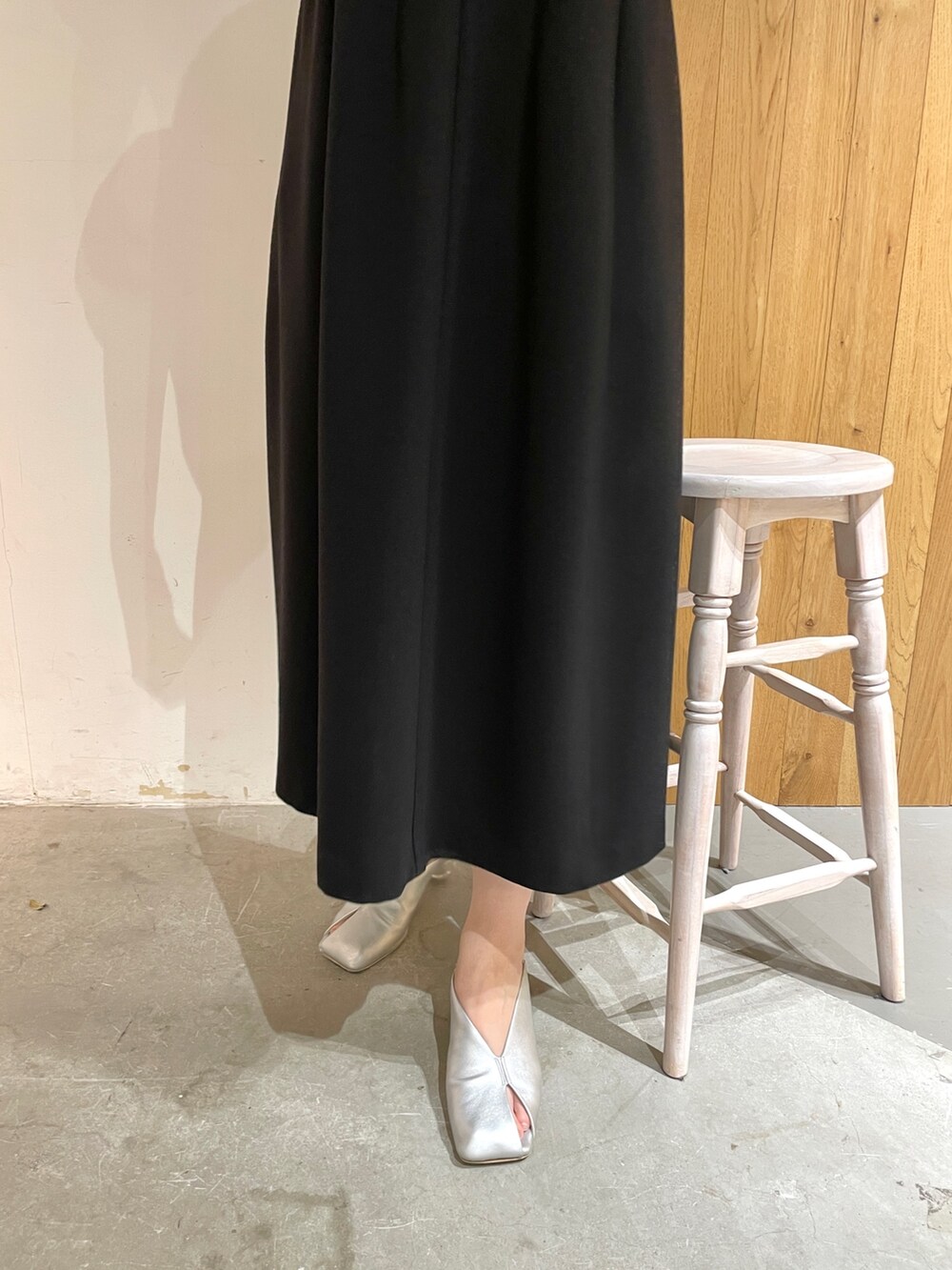 シルバー系のパンプス、ブラック系のワンピースを着用したレディースの春コーディネートの9枚目の写真