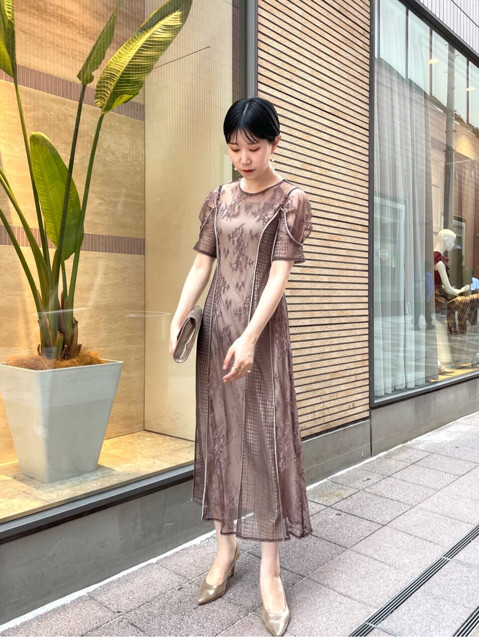 ブラウン系のドレス、ベージュ系のドレス、ゴールド系のパンプスを着用したレディースの秋コーディネートの4枚目の写真