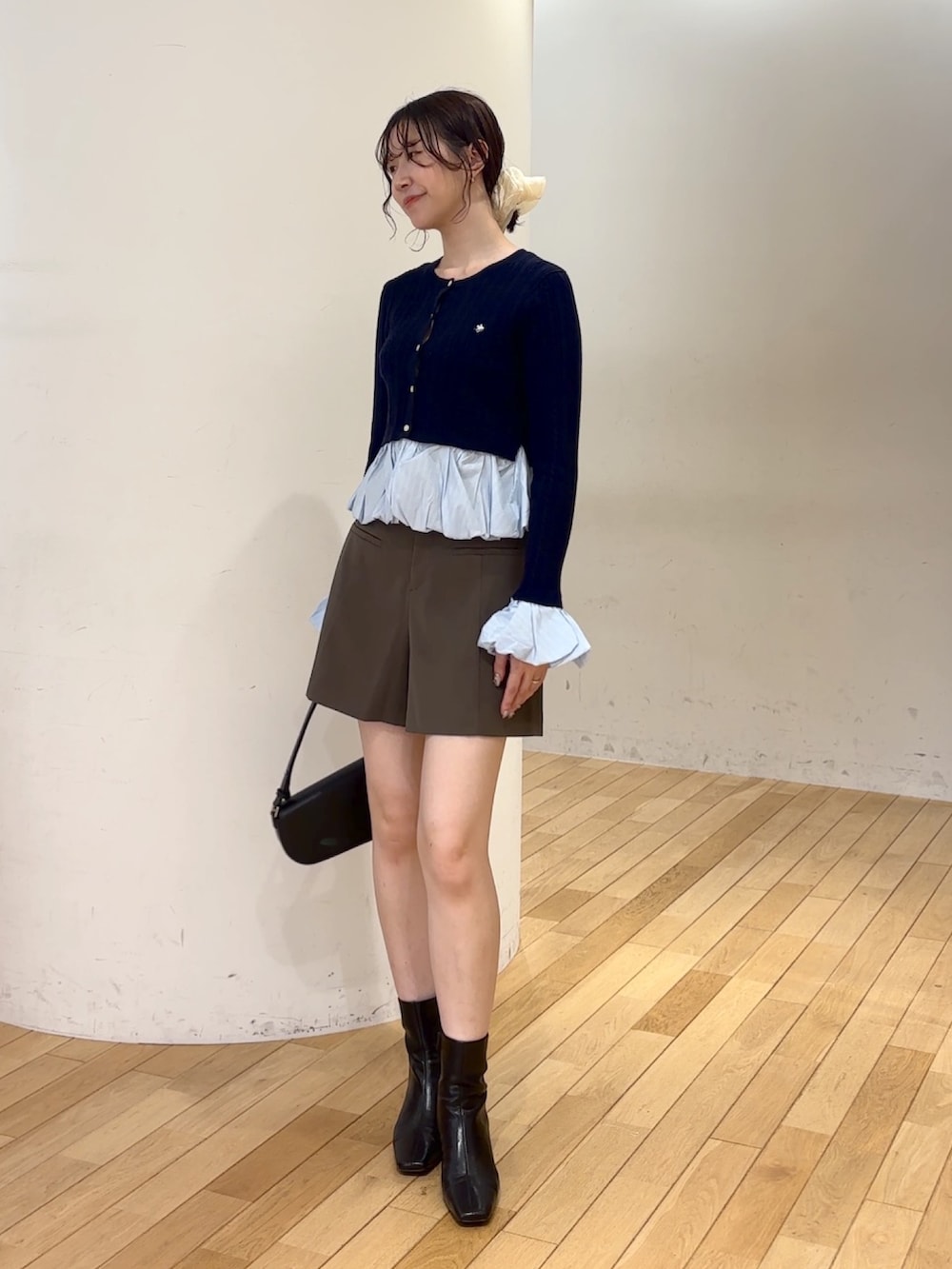 ブラウン系のその他パンツ、ブルー系のカーディガン/ボレロ、ブラック系のブーツを着用したレディースの夏コーディネートの2枚目の写真