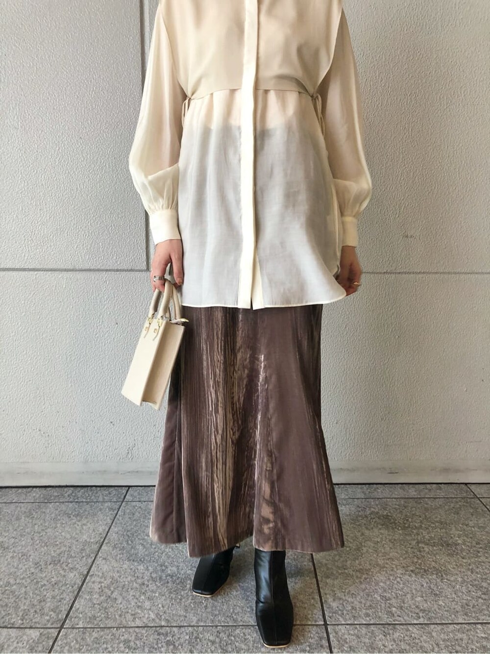 ベージュ系のスカート、ホワイト系のシャツ/ブラウス、ブラック系のその他シューズを着用したレディースの秋コーディネートの5枚目の写真