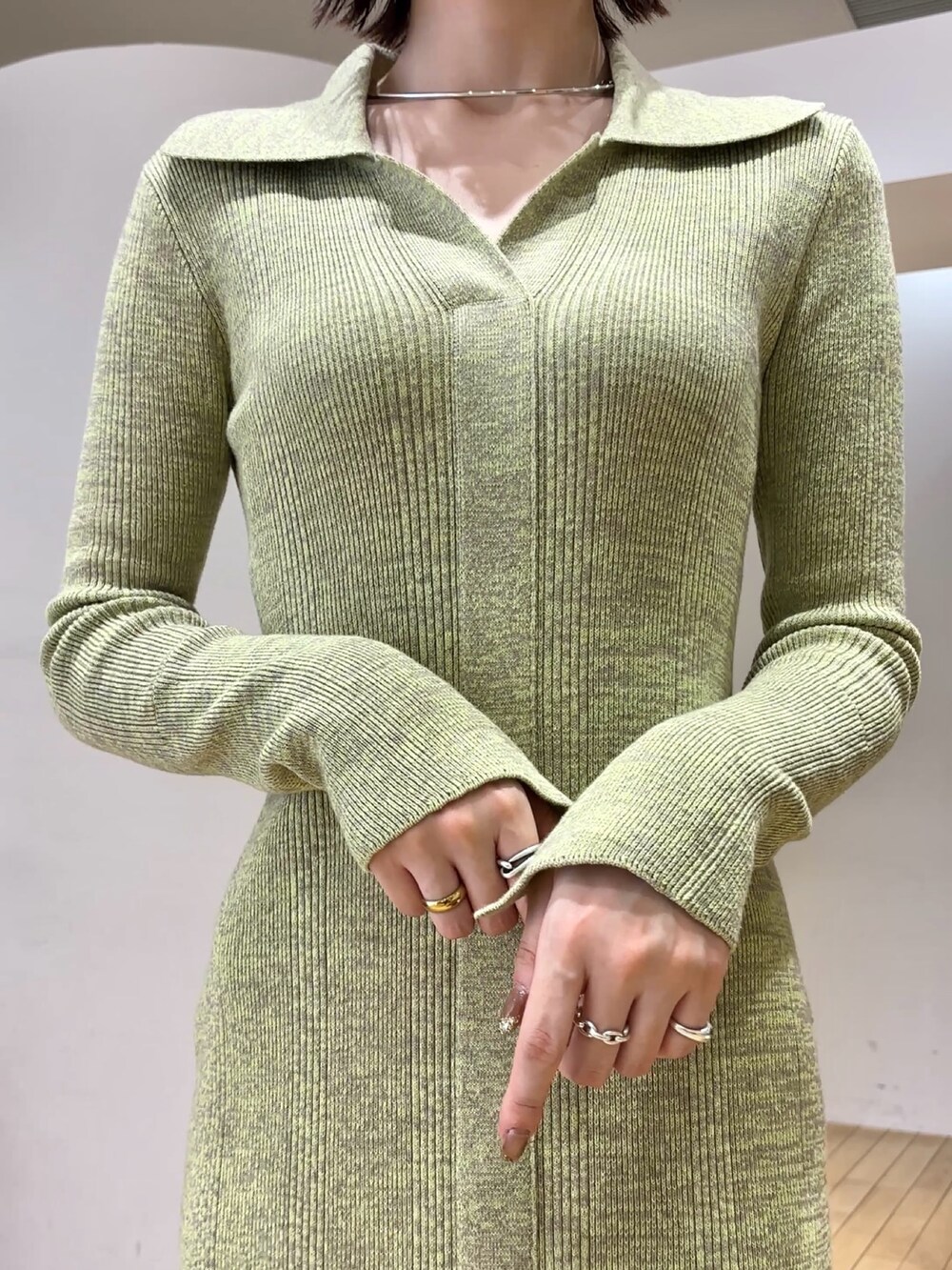 グリーン系のワンピース、シルバー系のブーツを着用したレディースの冬コーディネートの4枚目の写真