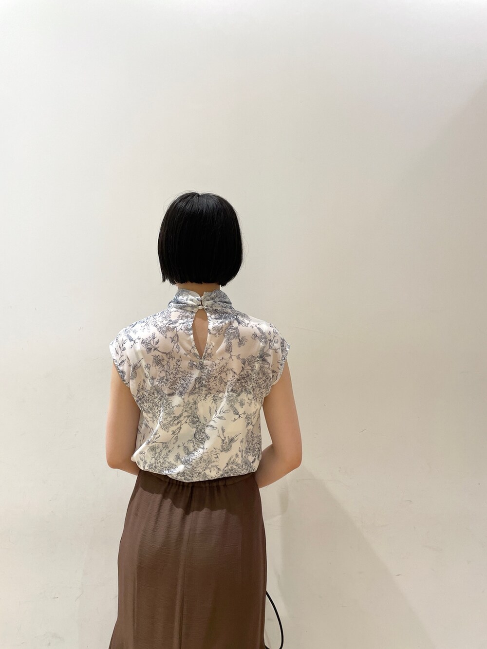 ブラウン系のスカート、ブラウン系のサンダル、ブルー系のシャツ/ブラウスを着用したレディースの夏コーディネートの8枚目の写真