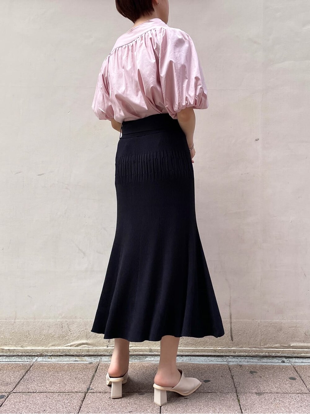 ピンク系のシャツ/ブラウス、ホワイト系のサンダル、ブラック系のスカートを着用したレディースの春コーディネートの4枚目の写真