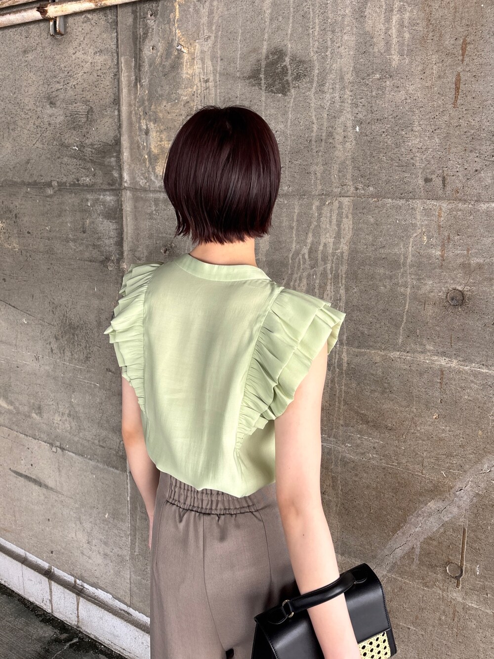 ブラウン系のその他パンツ、グリーン系のシャツ/ブラウス、ブラック系のハンドバッグを着用したレディースの夏コーディネートの7枚目の写真