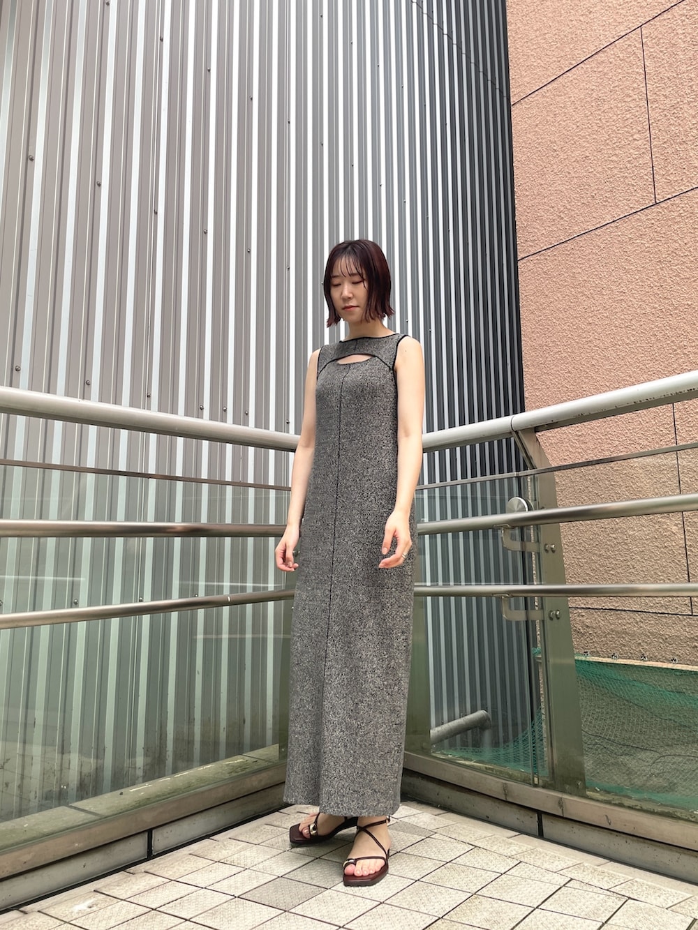 ブラウン系のサンダル、ブラック系のワンピースを着用したレディースの夏コーディネートの3枚目の写真