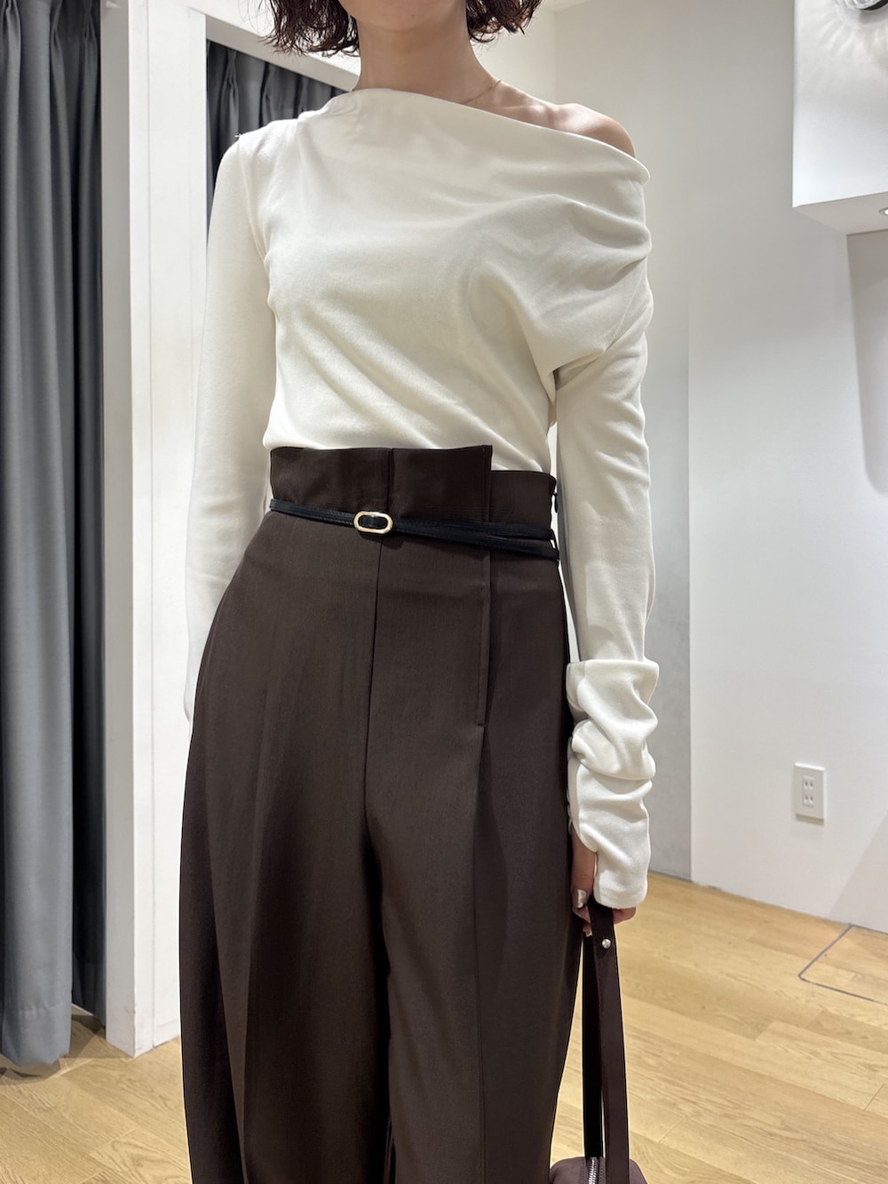 ブラウン系のその他パンツ、ホワイト系のニット/セーター、ブラウン系のハンドバッグを着用したレディースの秋コーディネートの4枚目の写真