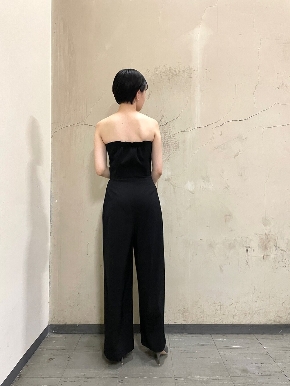 ブラック系のパンツドレス、ブラック系のシャツ/ブラウス、シルバー系のハンドバッグを着用したレディースの冬コーディネートの7枚目の写真