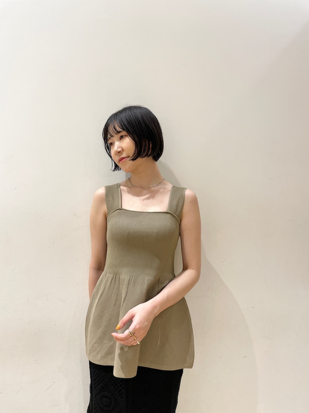 ブラック系のスカート、ブラック系のショルダーバッグ、その他のサンダルを着用したレディースの夏コーディネートの5枚目の写真