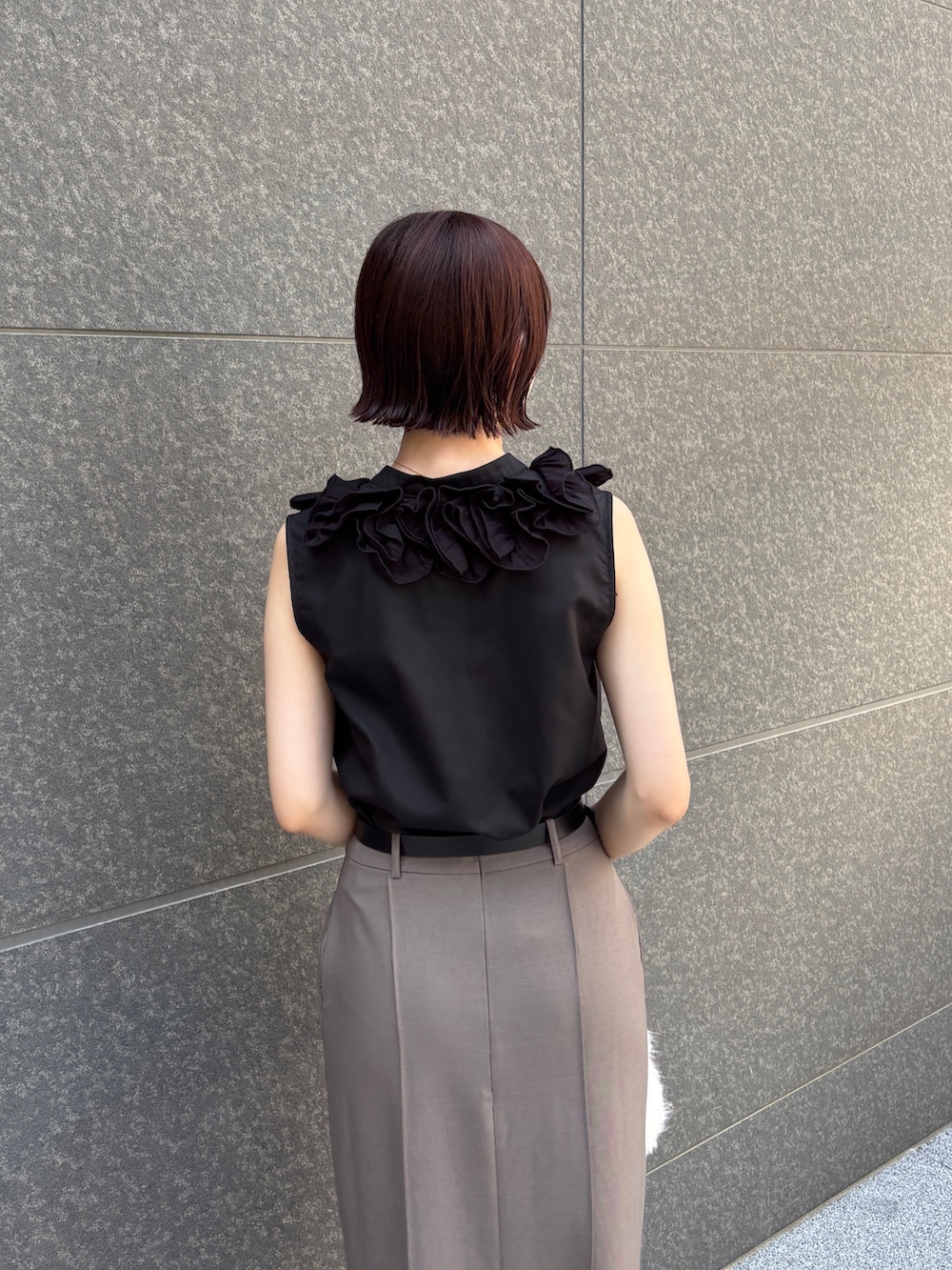 グレー系のスカート、ホワイト系のボストンバッグ、ブラウン系のパンプスを着用したレディースの夏コーディネートの6枚目の写真