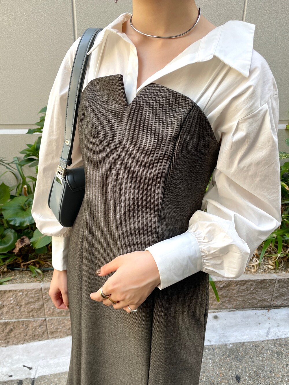 ブラウン系のワンピース、ブルー系のショルダーバッグ、ホワイト系のブーツを着用したレディースの秋コーディネートの6枚目の写真