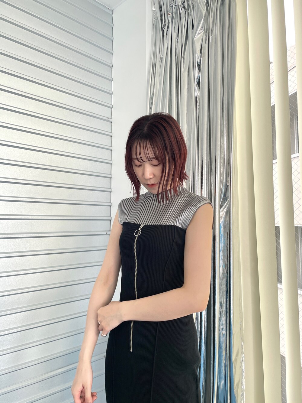 その他のサンダル、ブラック系のワンピース、ブラック系のニット/セーターを着用したレディースの夏コーディネートの6枚目の写真