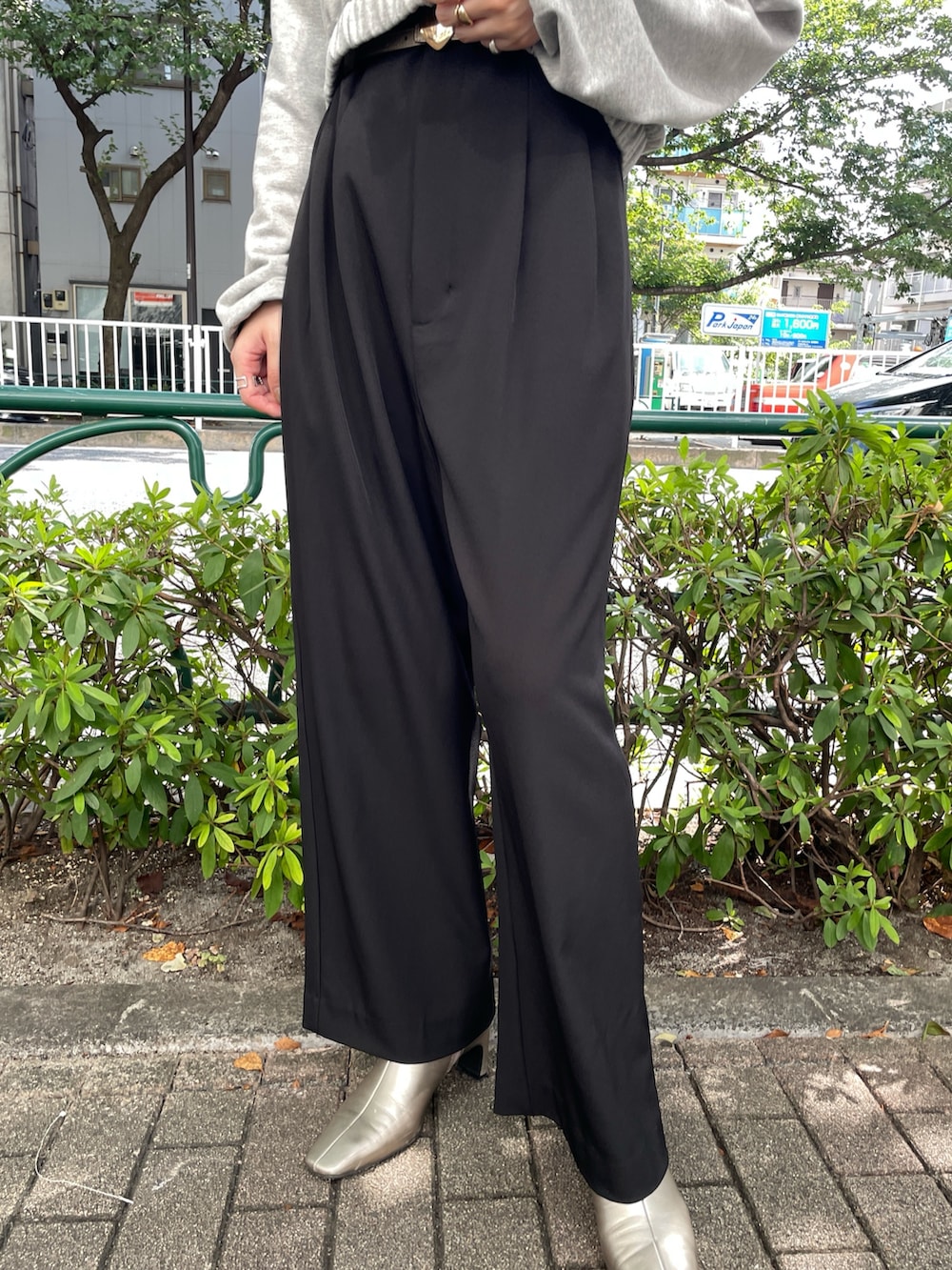 ブラック系のその他パンツ、グレー系のスウェット、シルバー系のブーツを着用したレディースの秋コーディネートの7枚目の写真