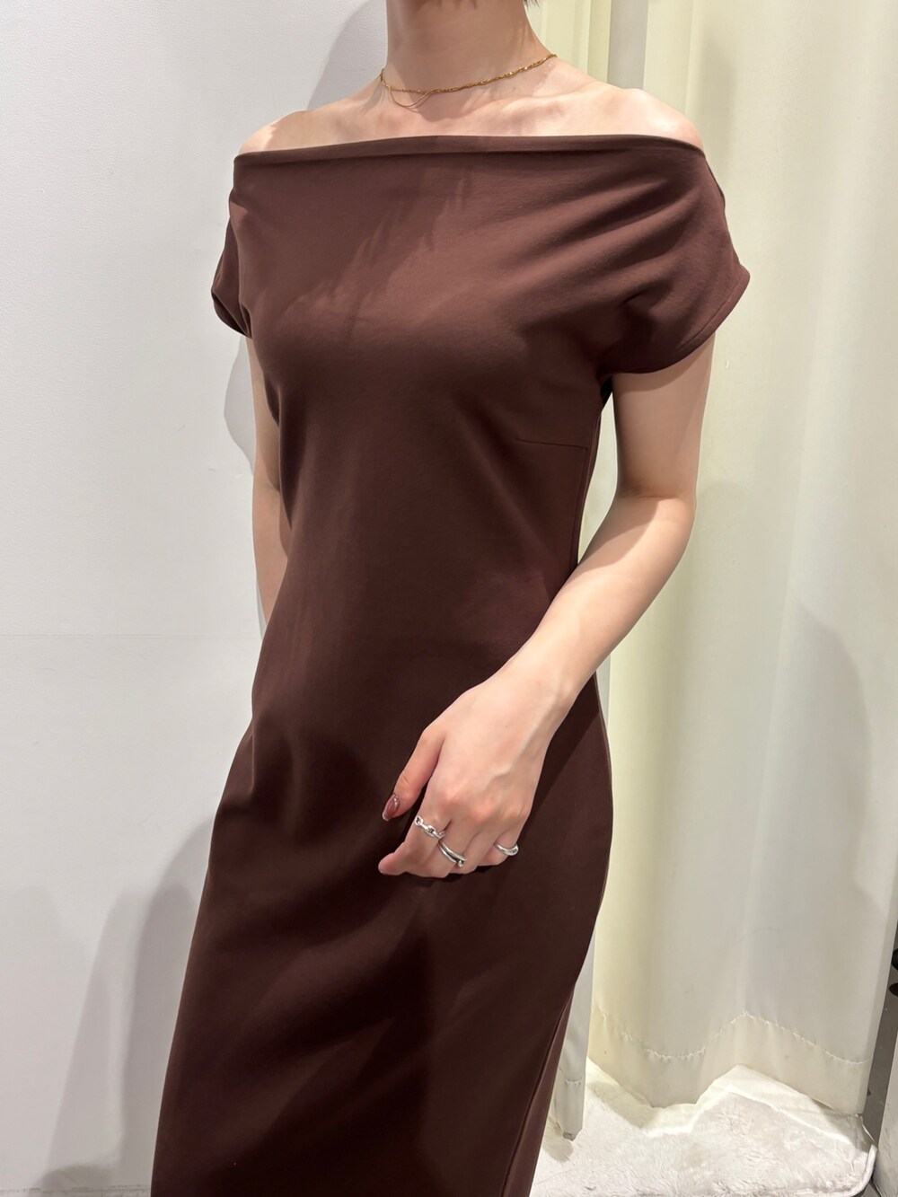 ブラック系のサンダル、ブラウン系のワンピースを着用したレディースの夏コーディネートの5枚目の写真