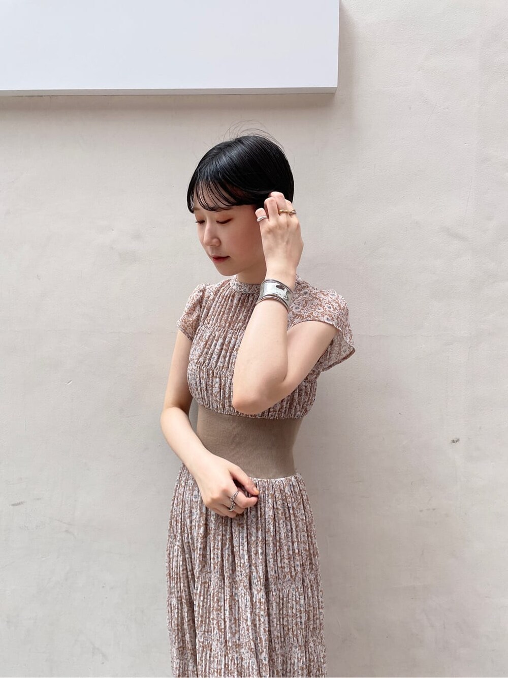 その他のサンダル、ベージュ系のワンピース、シルバー系のネックレスを着用したレディースの夏コーディネートの6枚目の写真