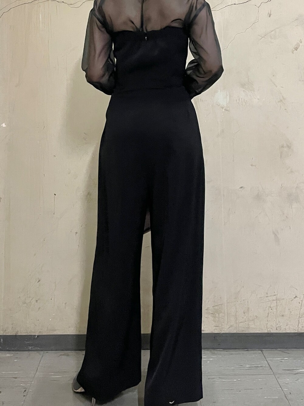 ブラック系のパンツドレス、ブラック系のシャツ/ブラウス、シルバー系のハンドバッグを着用したレディースの冬コーディネートの9枚目の写真