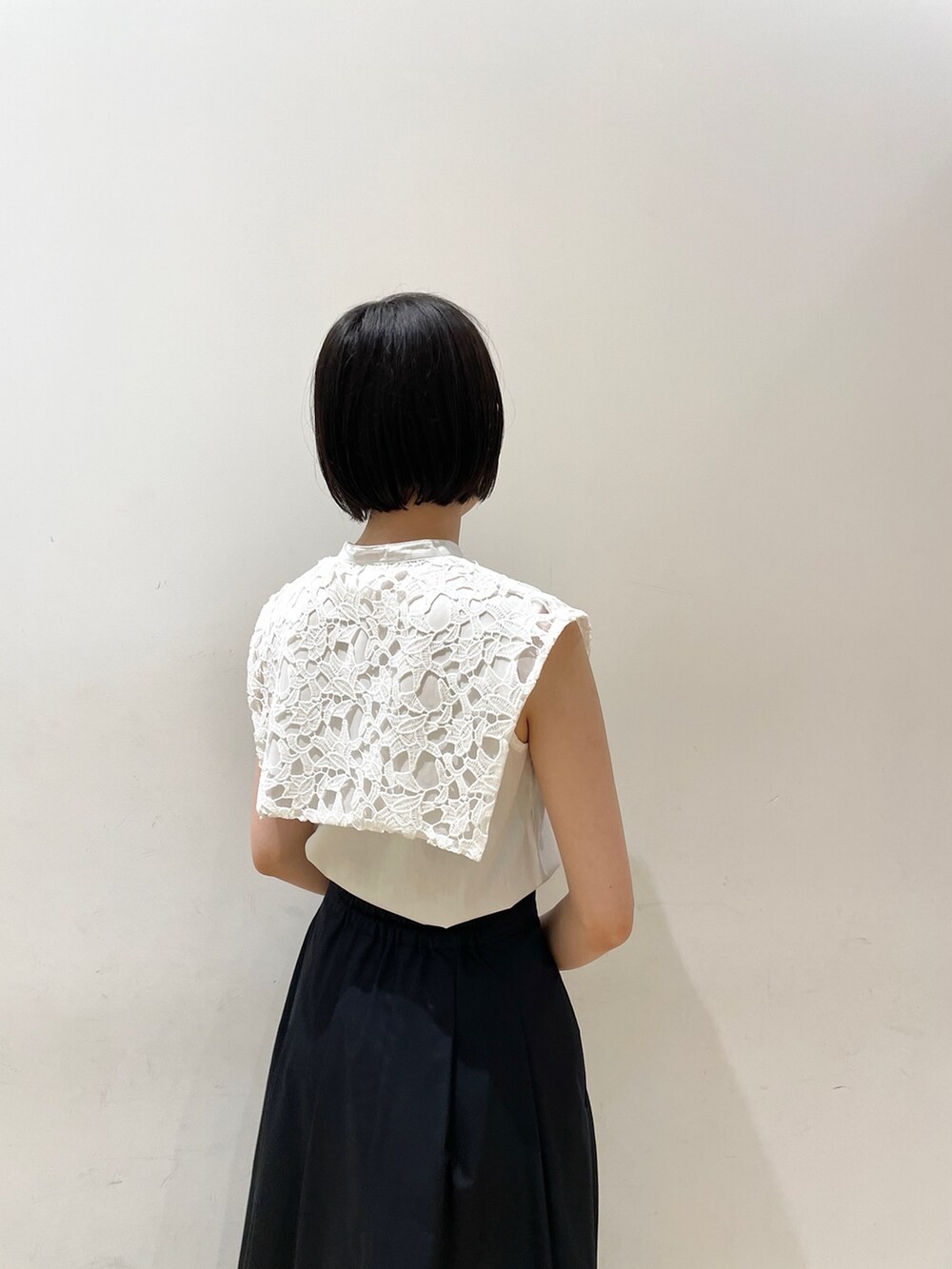 ホワイト系のシャツ/ブラウス、ブラック系のショルダーバッグ、その他のサンダルを着用したレディースの夏コーディネートの8枚目の写真