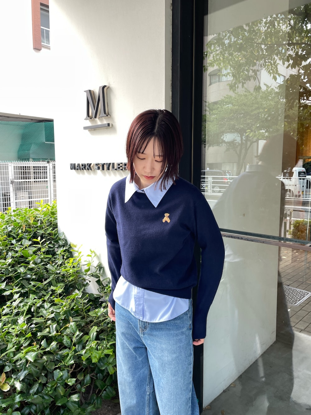 ブルー系のデニムパンツ、ブラック系のブーツ、ブルー系のニット/セーターを着用したレディースの秋コーディネートの4枚目の写真