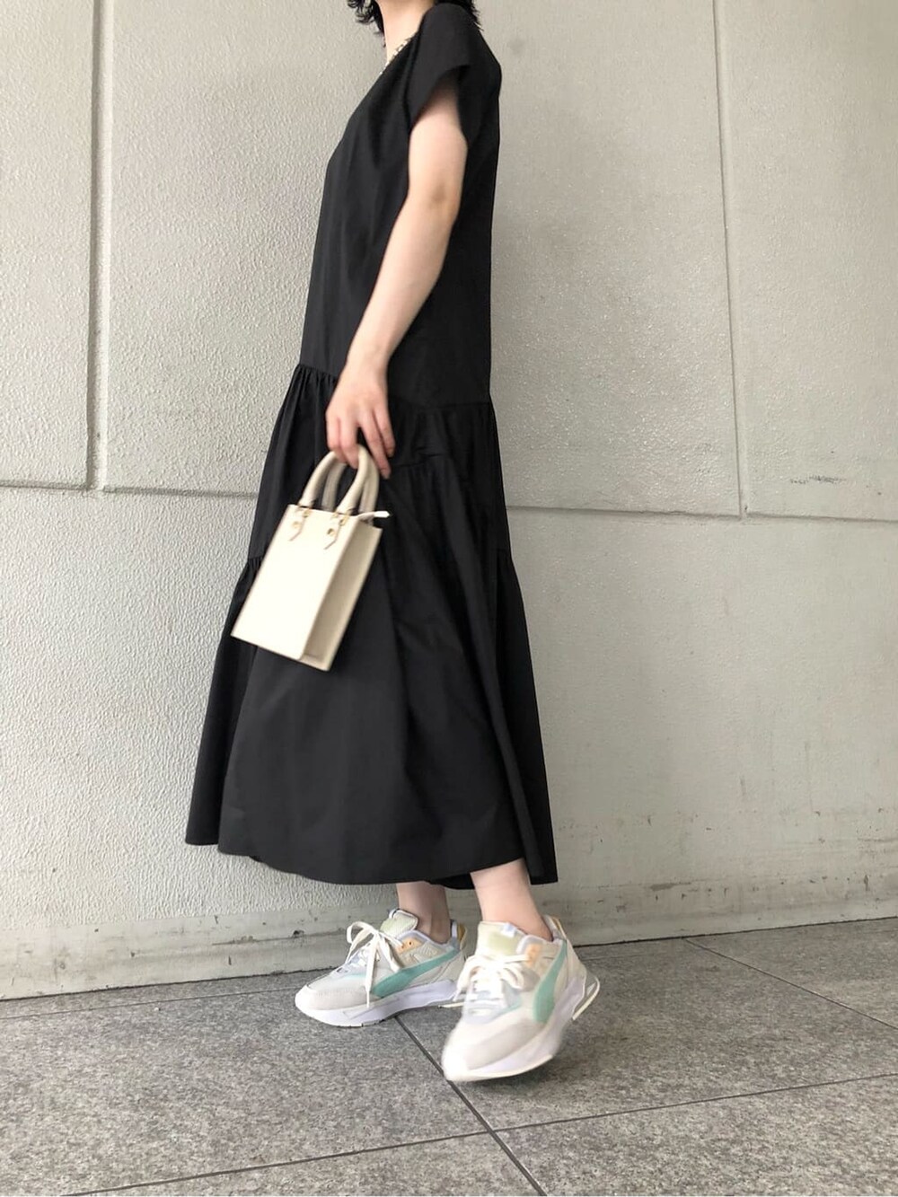 ブラック系のワンピース、ホワイト系のその他シューズ、ホワイト系のスニーカーを着用したレディースの夏コーディネートの7枚目の写真