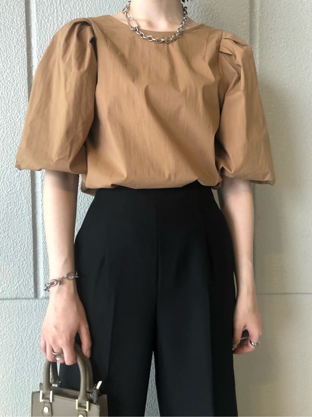 ブラウン系のシャツ/ブラウス、ブラック系のその他パンツ、ブラック系のその他シューズを着用したレディースの夏コーディネートの5枚目の写真