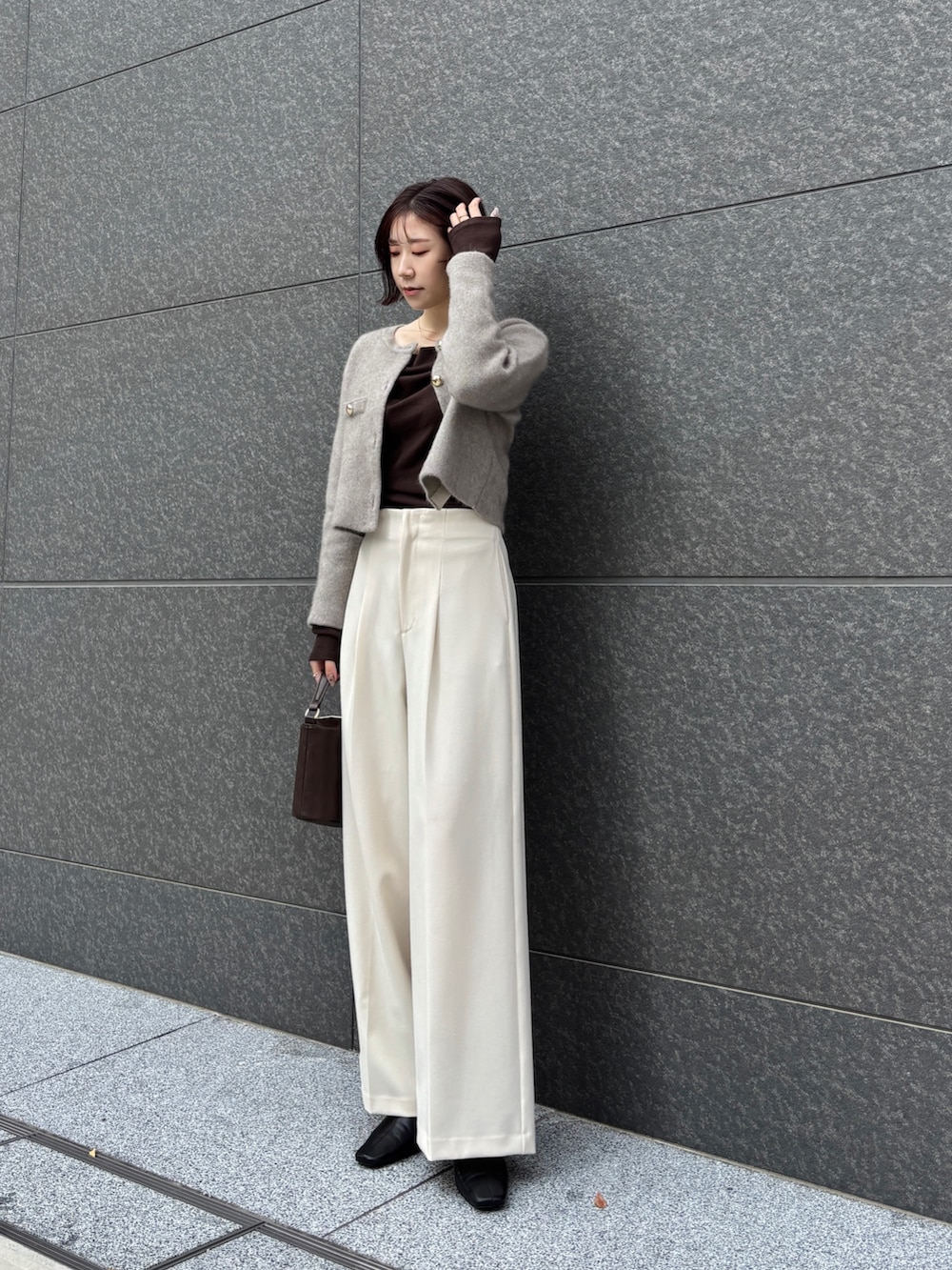 ホワイト系のその他パンツ、ブラウン系のTシャツ/カットソー、ベージュ系のテーラードジャケットを着用したレディースの秋コーディネートの2枚目の写真