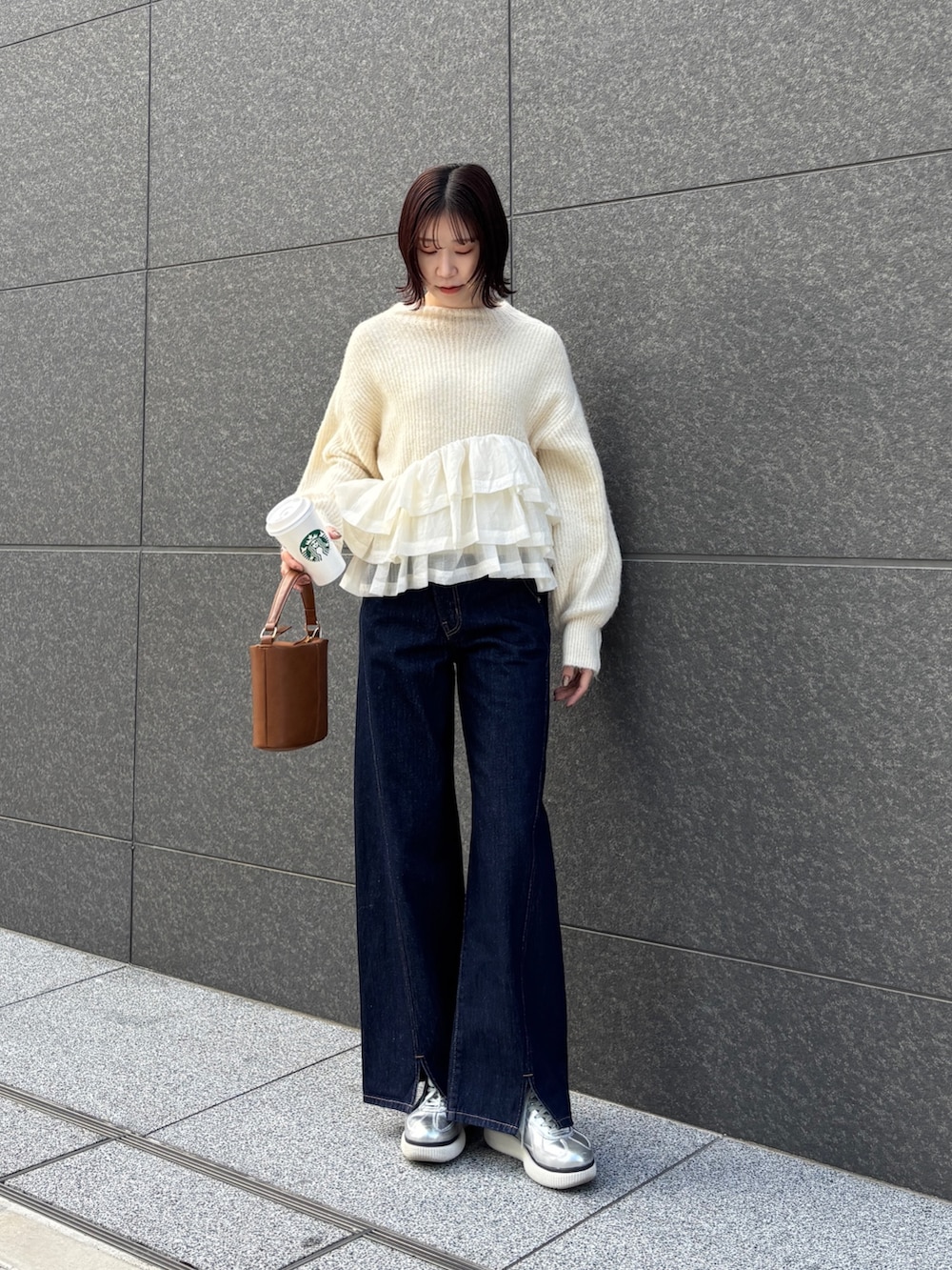 ブルー系のデニムパンツ、ベージュ系のその他アウター、ホワイト系のニット/セーターを着用したレディースの冬コーディネートの5枚目の写真