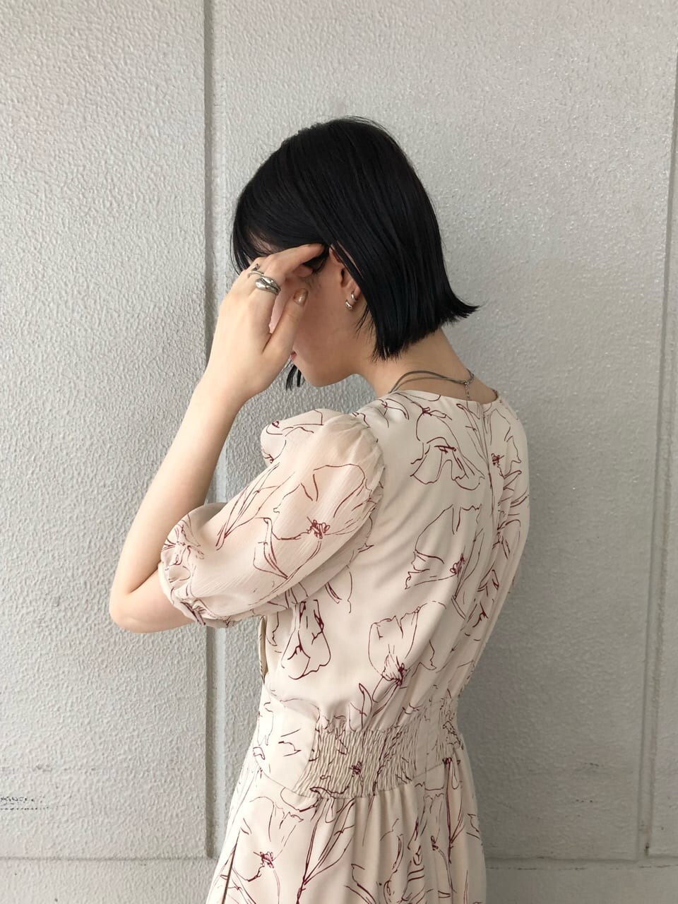 ブラック系のその他シューズ、ホワイト系のハンドバッグ、ホワイト系のワンピースを着用したレディースの夏コーディネートの7枚目の写真