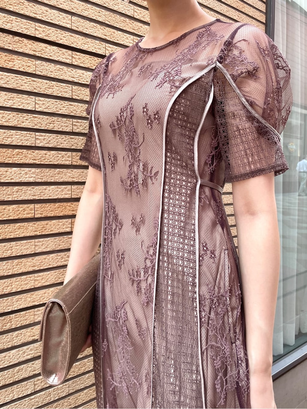 ブラウン系のドレス、ベージュ系のドレス、ゴールド系のパンプスを着用したレディースの秋コーディネートの6枚目の写真