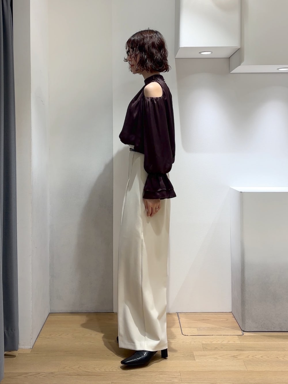 ブラウン系のシャツ/ブラウス、ホワイト系のその他パンツ、ブラック系のハンドバッグを着用したレディースの秋コーディネートの4枚目の写真