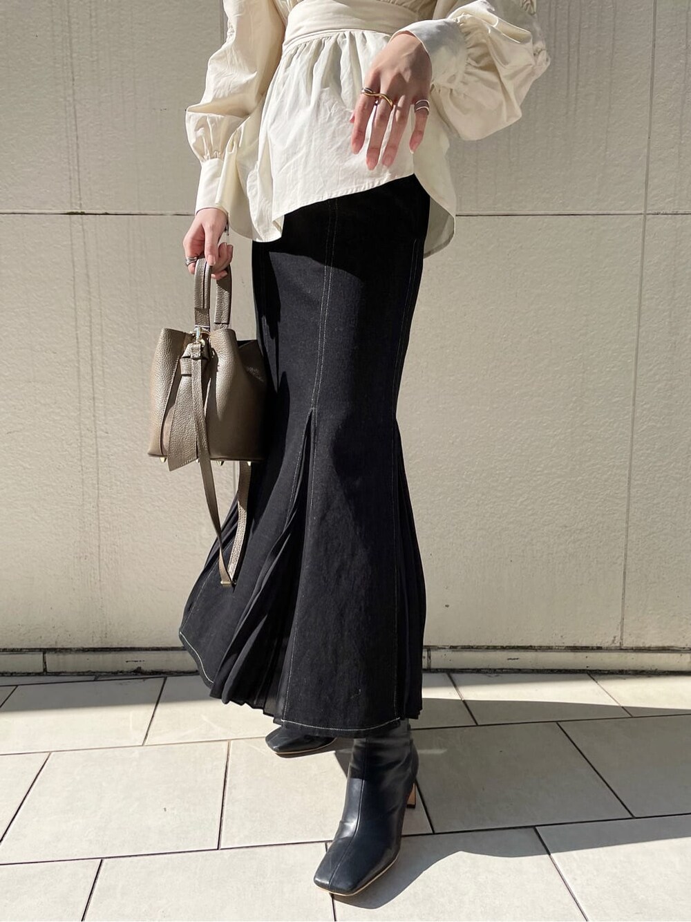 ブラック系のその他シューズ、ホワイト系のシャツ/ブラウス、ブラック系のスカートを着用したレディースの冬コーディネートの4枚目の写真