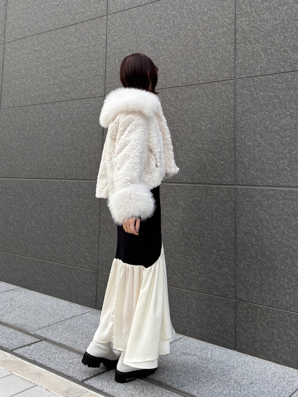 ブラック系のワンピースを着用したレディースの冬コーディネートの6枚目の写真