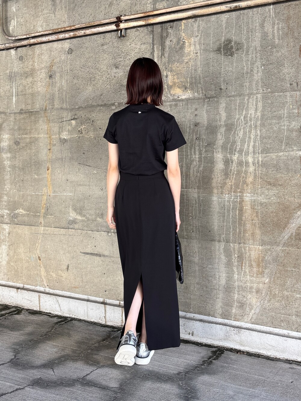 ブラック系のスカート、ブラック系のTシャツ/カットソーを着用したレディースの冬コーディネートの3枚目の写真