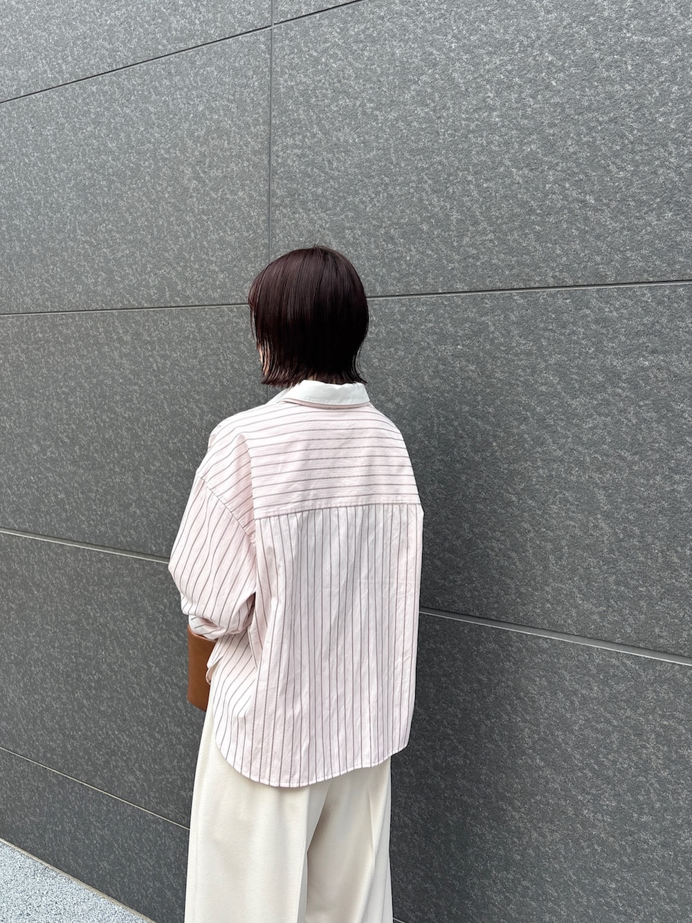 ピンク系のシャツ/ブラウス、ホワイト系のその他パンツ、イエロー系のハンドバッグを着用したレディースの春コーディネートの5枚目の写真