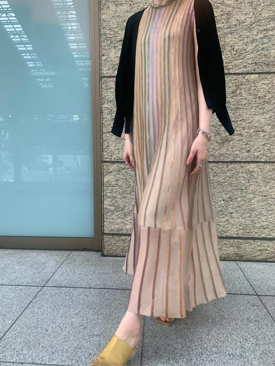 ベージュ系のワンピース、イエロー系のサンダル、ブラック系のカーディガン/ボレロを着用したレディースの夏コーディネートの6枚目の写真