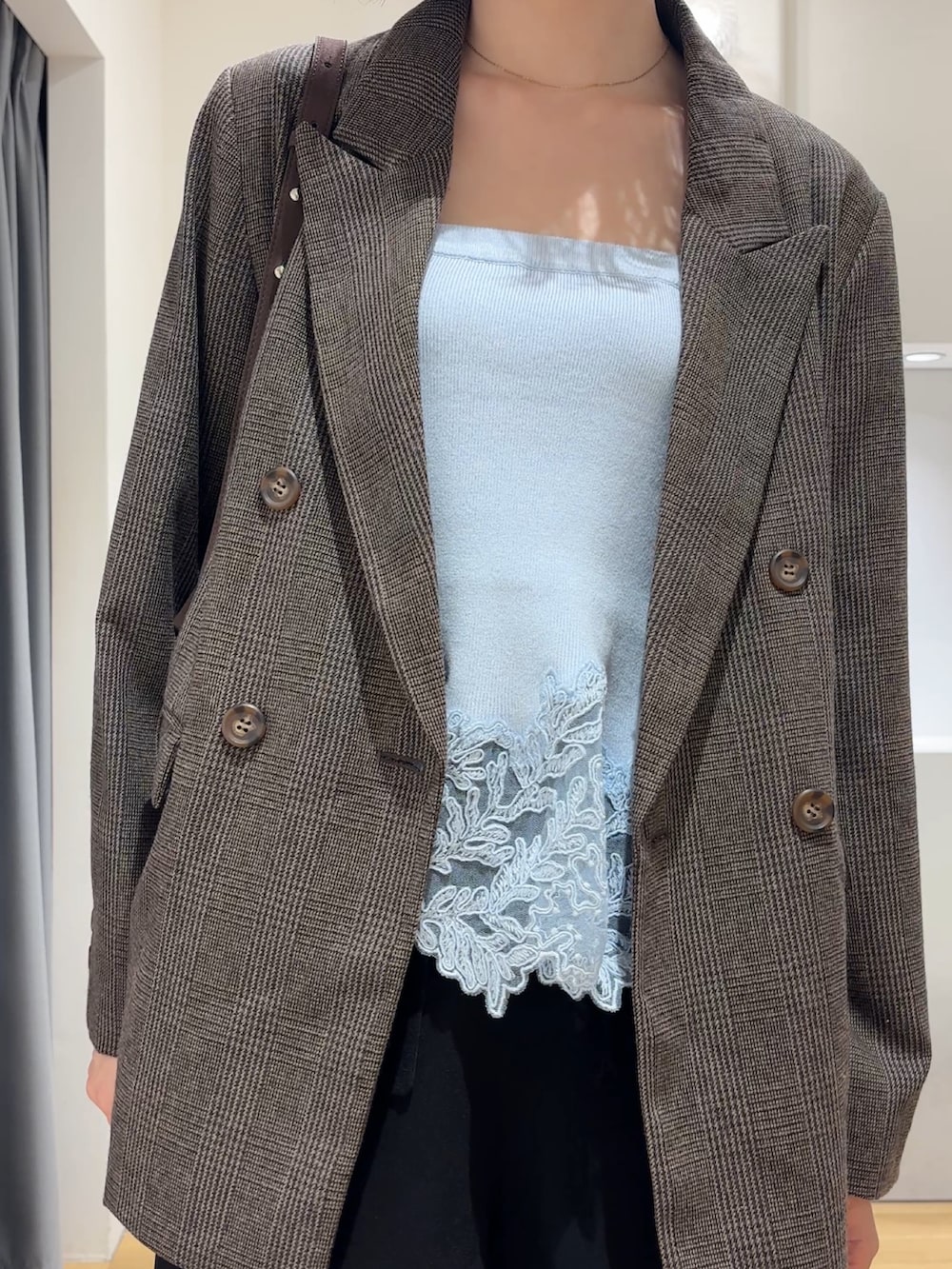 ブルー系のニット/セーター、ブラック系のその他パンツ、ブラック系のブーツを着用したレディースの秋コーディネートの5枚目の写真