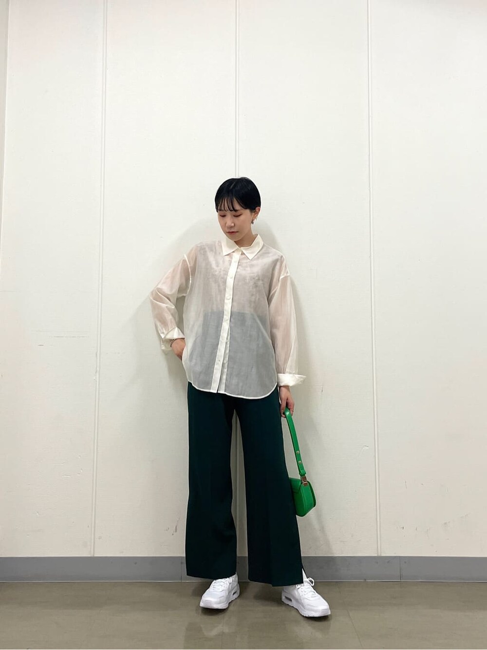 ホワイト系のシャツ/ブラウス、グリーン系のその他パンツ、ホワイト系のスニーカーを着用したレディースの夏コーディネートの5枚目の写真