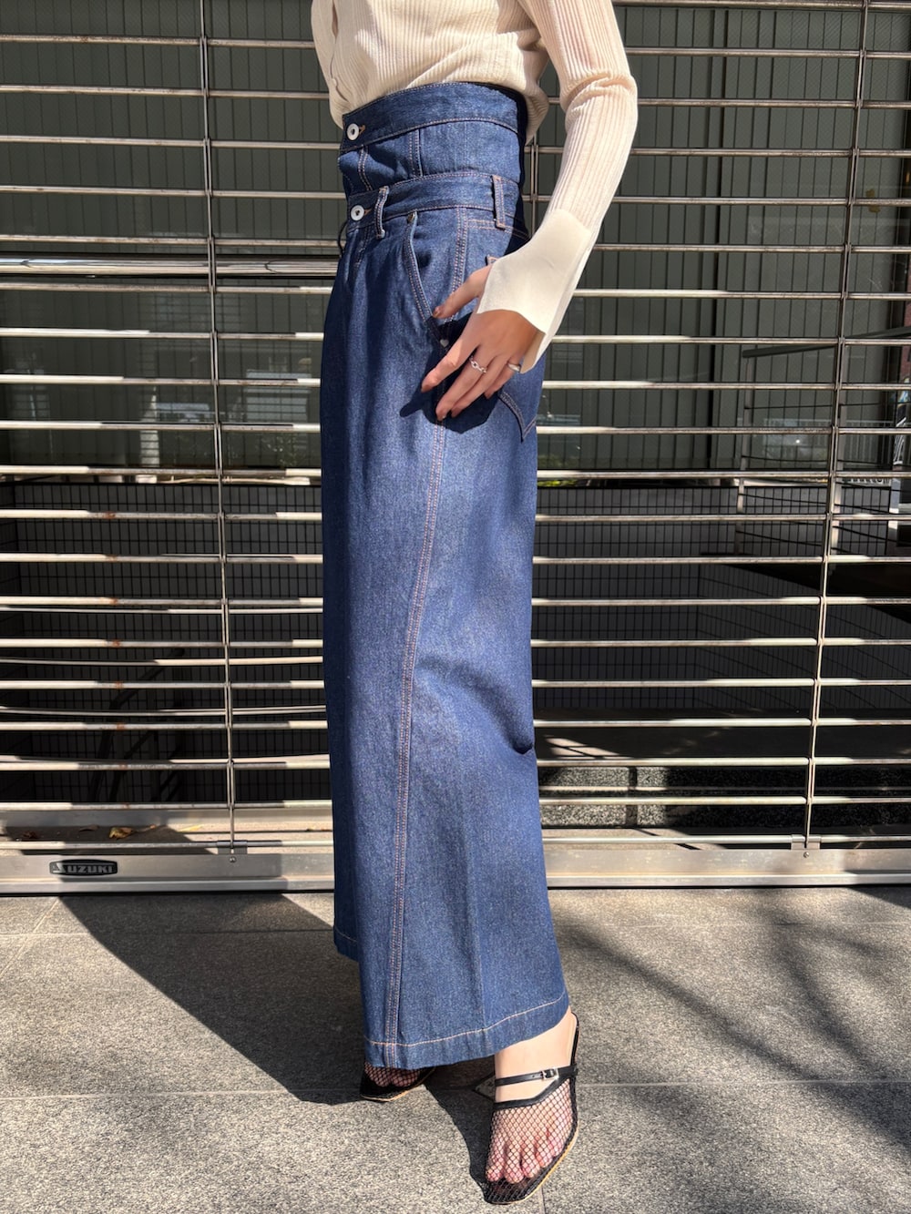 ホワイト系のTシャツ/カットソー、ブラック系のサンダル、ブルー系のデニムパンツを着用したレディースの春コーディネートの5枚目の写真