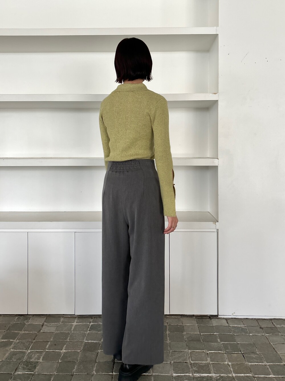 ブラック系のブーツ、グレー系のその他パンツ、グリーン系のニット/セーターを着用したレディースの冬コーディネートの4枚目の写真