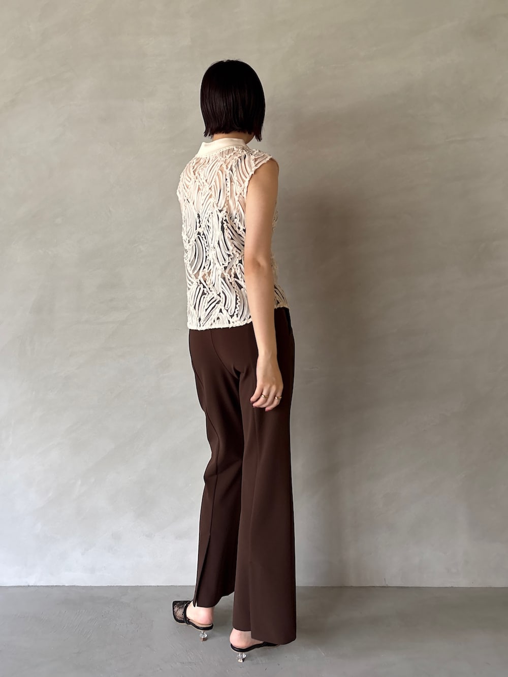 ブラウン系のその他パンツ、ホワイト系のシャツ/ブラウス、ブラック系のサンダルを着用したレディースの夏コーディネートの4枚目の写真