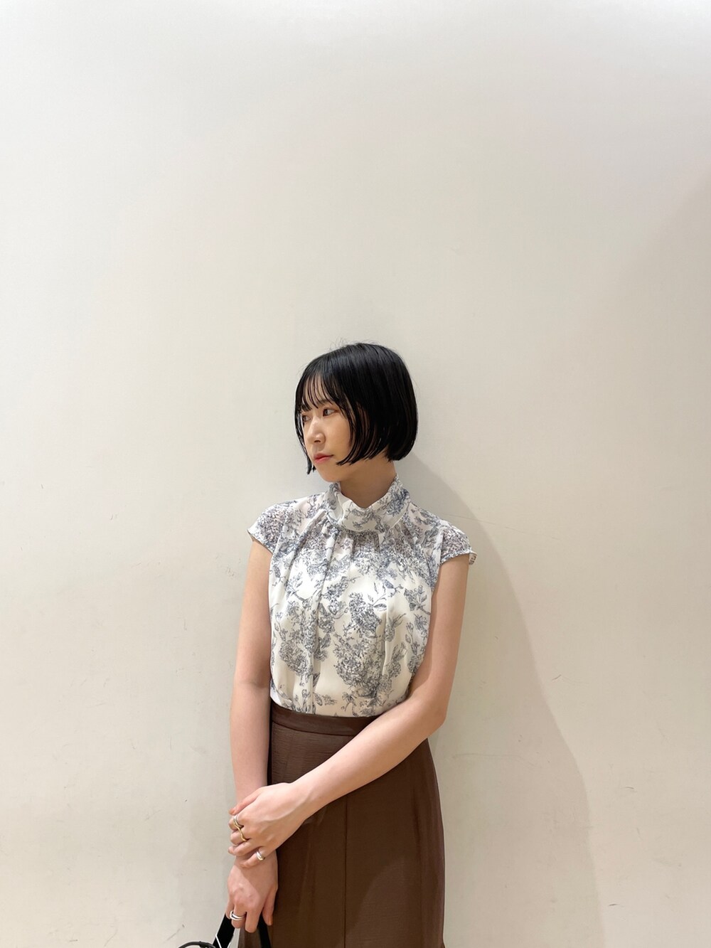 ブラウン系のスカート、ブラウン系のサンダル、ブルー系のシャツ/ブラウスを着用したレディースの夏コーディネートの6枚目の写真