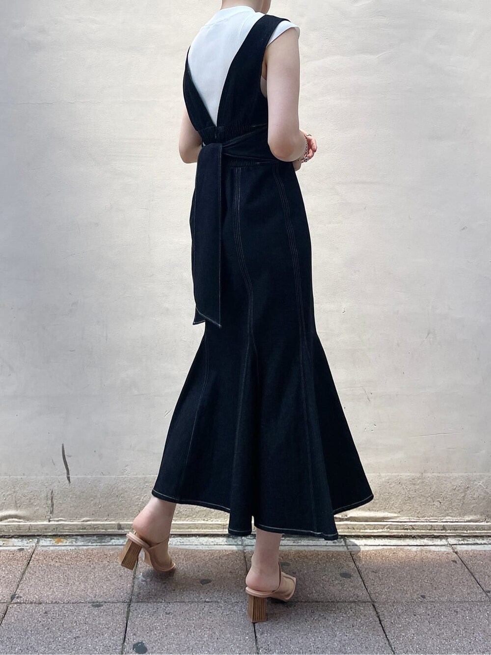 ベージュ系のサンダル、ブラック系のカーディガン/ボレロ、ブラック系のワンピースを着用したレディースの夏コーディネートの3枚目の写真