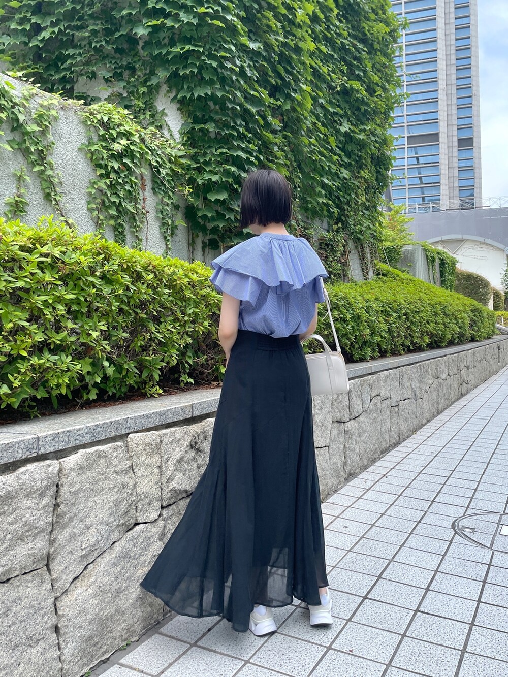 ホワイト系のショルダーバッグ、ブルー系のシャツ/ブラウス、ブラック系のスカートを着用したレディースの夏コーディネートの5枚目の写真