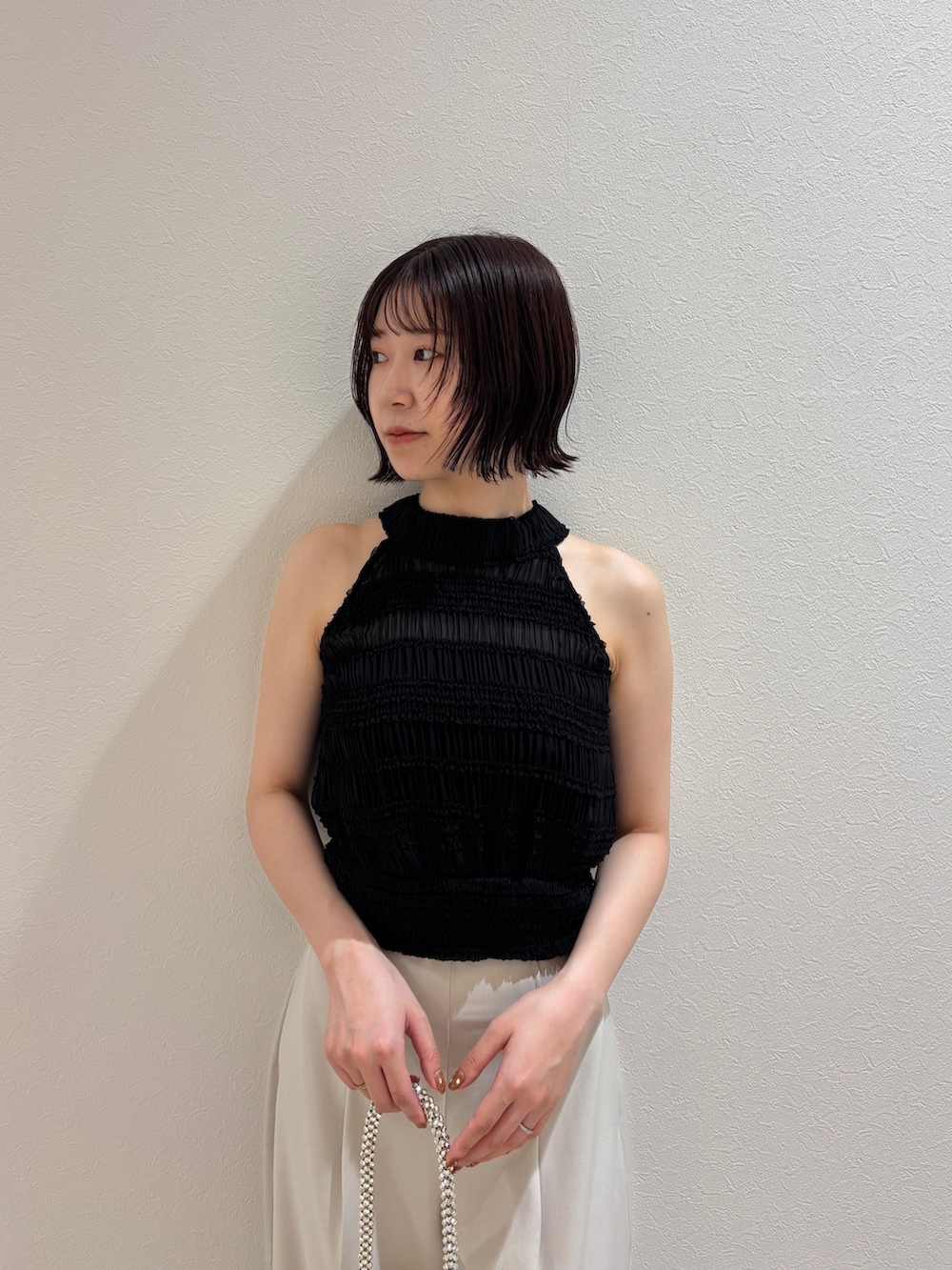ブラック系のシャツ/ブラウス、ホワイト系のハンドバッグ、ホワイト系のサンダルを着用したレディースの夏コーディネートの5枚目の写真