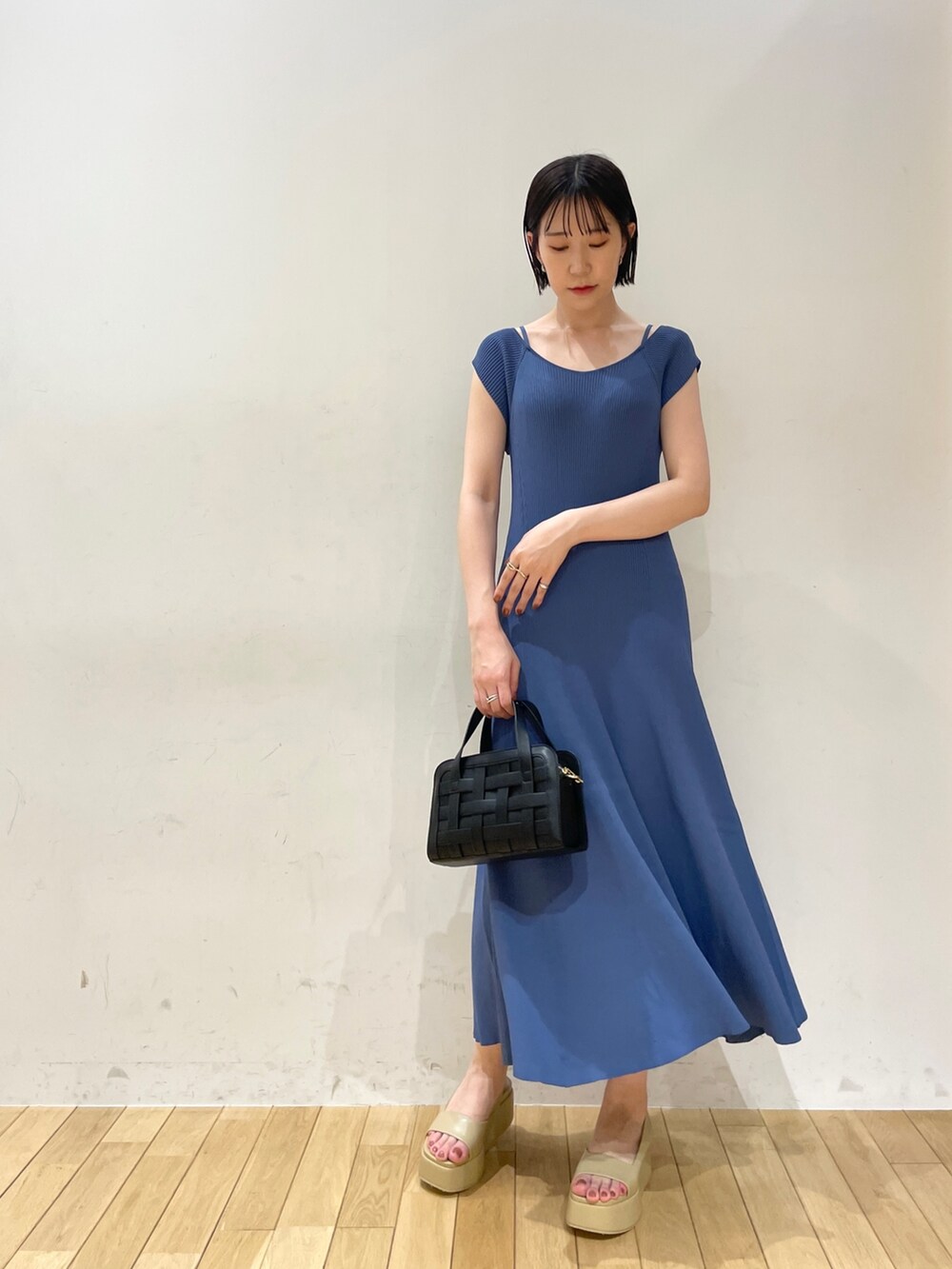 ブルー系のワンピース、ブラック系のショルダーバッグ、ベージュ系のサンダルを着用したレディースの夏コーディネートの2枚目の写真