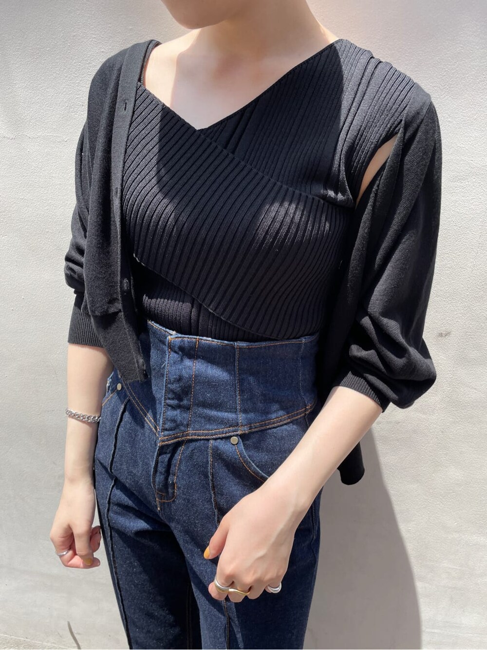 ブラック系のカーディガン/ボレロ、ベージュ系のサンダル、ブルー系のデニムパンツを着用したレディースの夏コーディネートの8枚目の写真