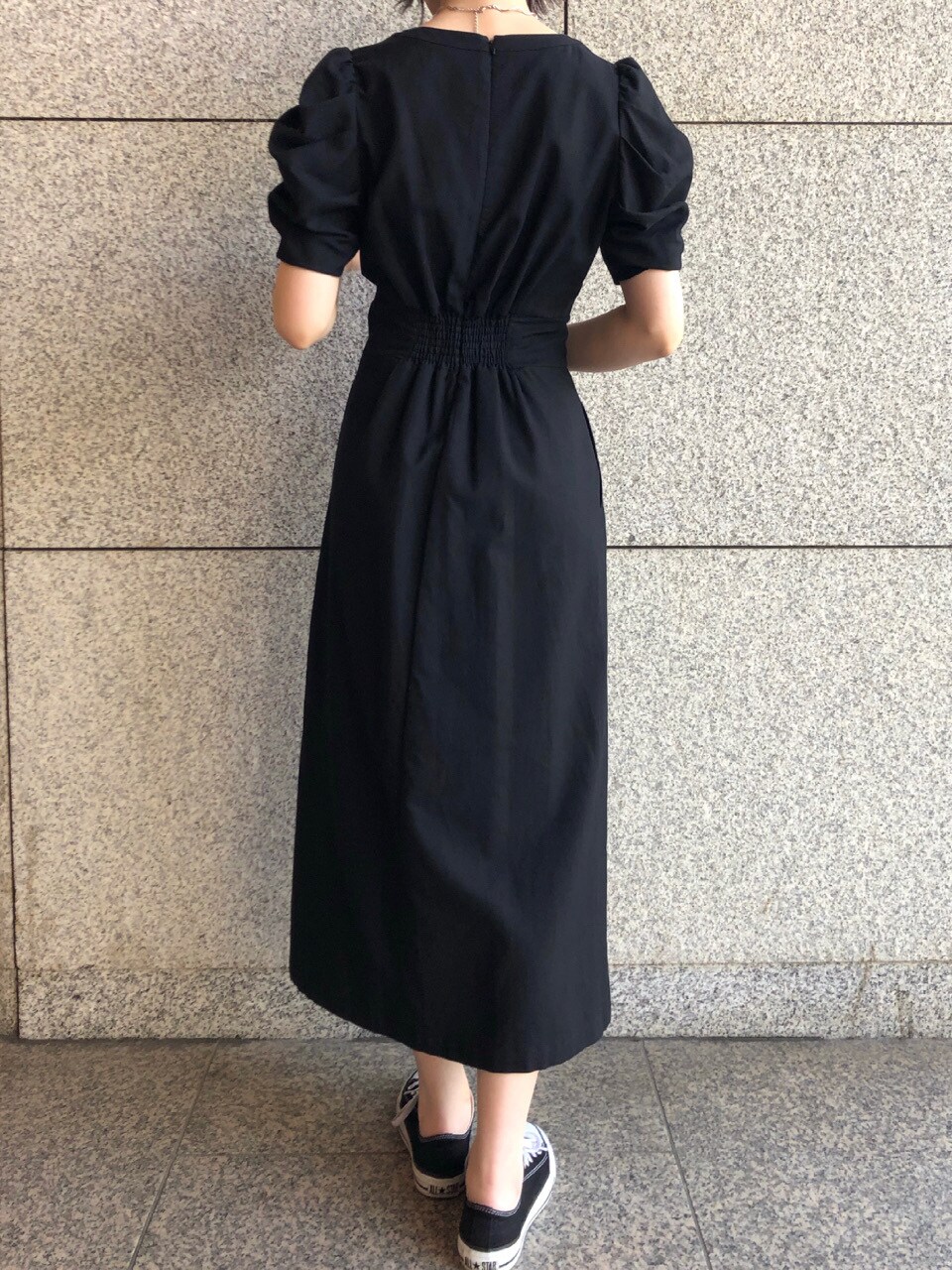 ブラック系のその他シューズ、グリーン系のハンドバッグ、ブラック系のワンピースを着用したレディースの春コーディネートの7枚目の写真