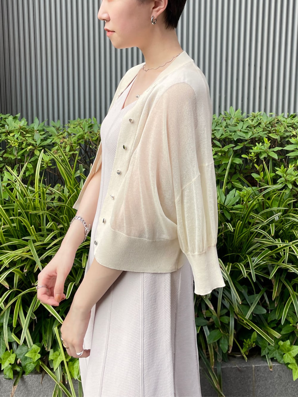 ブラウン系のサンダル、ベージュ系のワンピース、ホワイト系のカーディガン/ボレロを着用したレディースの夏コーディネートの4枚目の写真