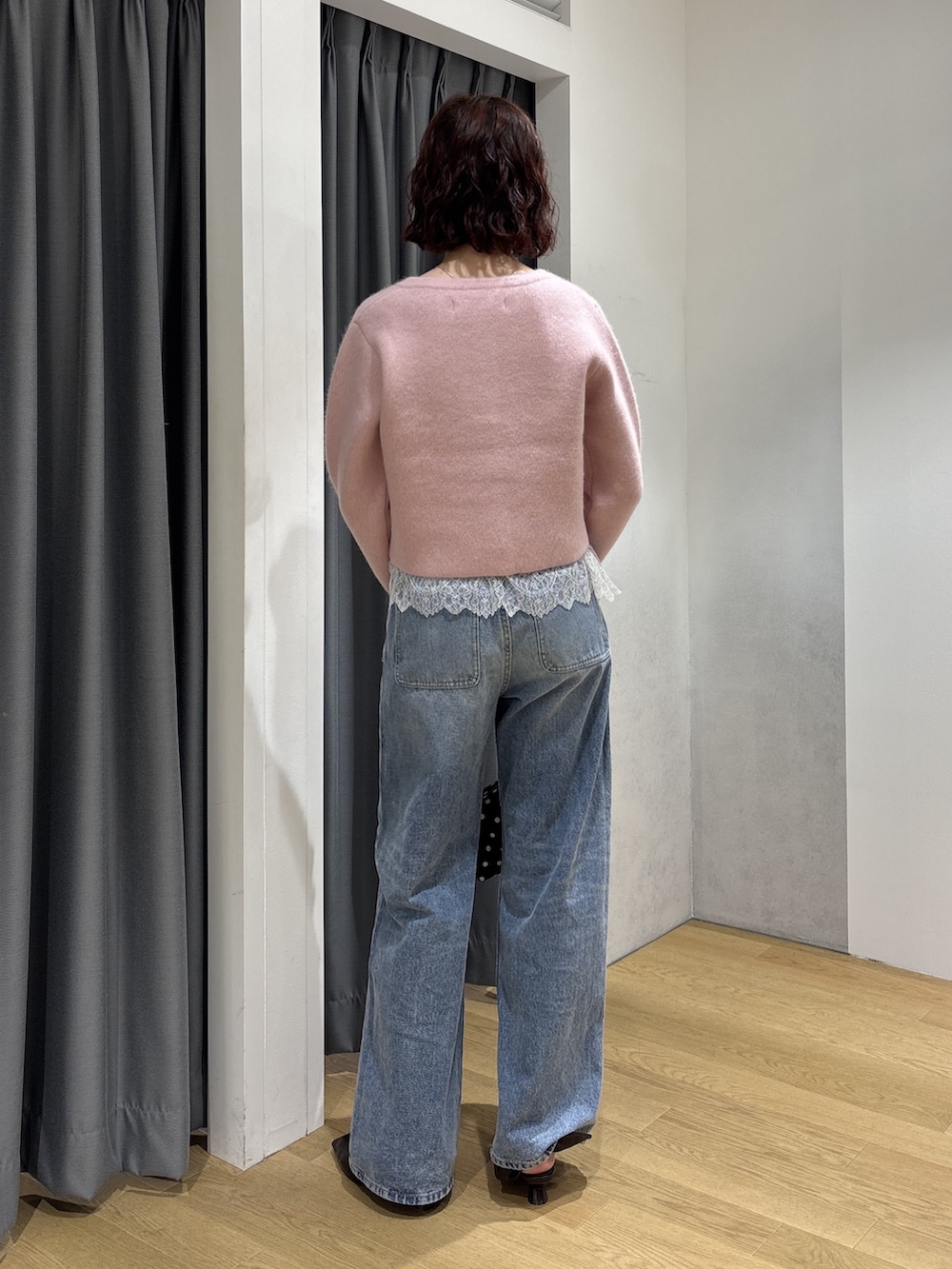 ブルー系のデニムパンツ、ピンク系のキャミソール、ピンク系のノーカラージャケットを着用したレディースの秋コーディネートの4枚目の写真