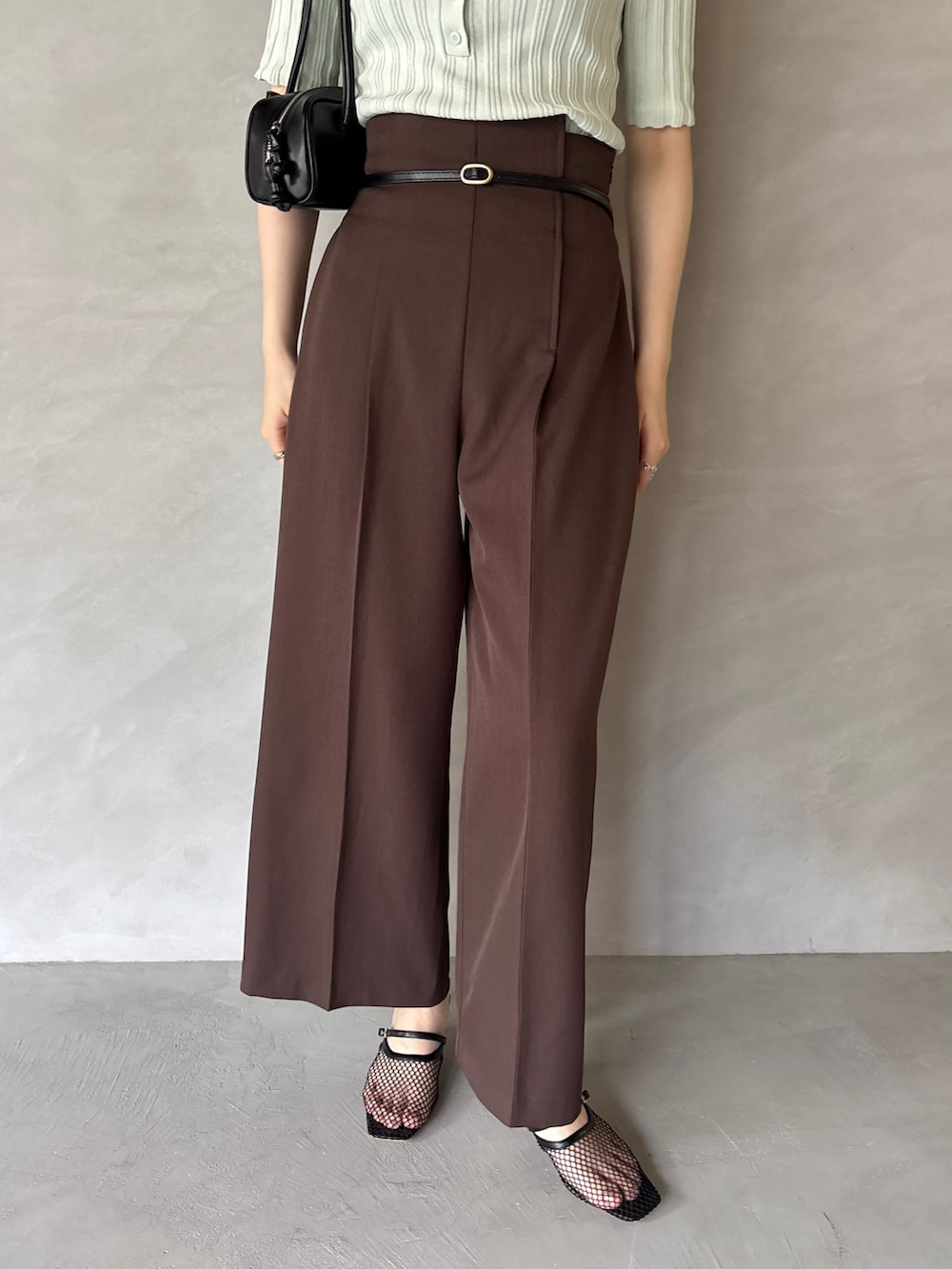 ブラウン系のその他パンツ、グリーン系のニット/セーター、ブラック系のサンダルを着用したレディースの夏コーディネートの5枚目の写真