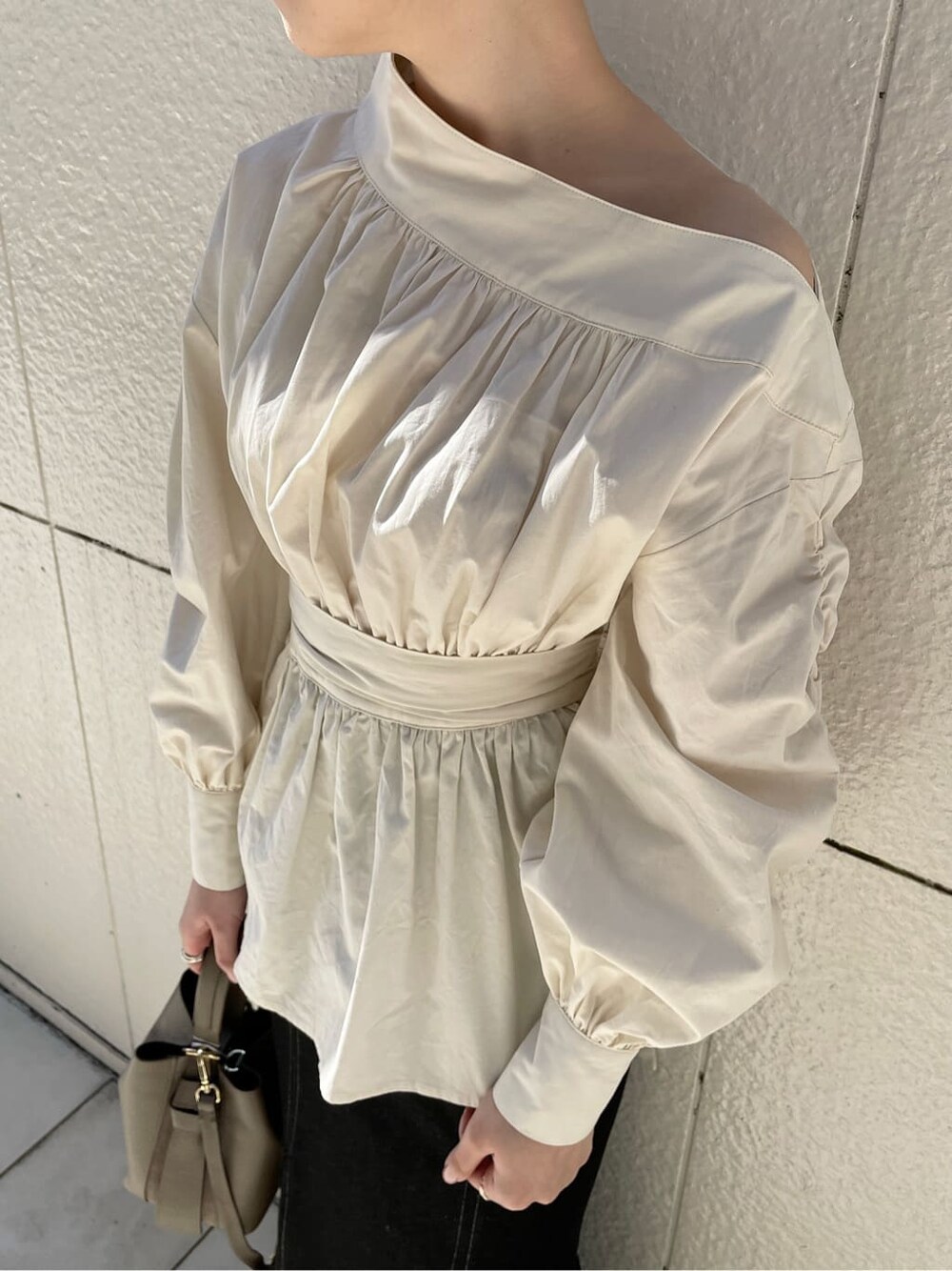 ブラック系のその他シューズ、ホワイト系のシャツ/ブラウス、ブラック系のスカートを着用したレディースの冬コーディネートの7枚目の写真