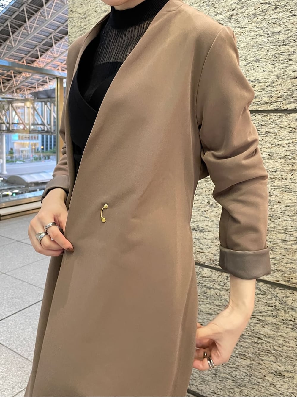 ホワイト系のその他シューズ、ブラック系のニット/セーター、ベージュ系のノーカラーコートを着用したレディースの冬コーディネートの3枚目の写真